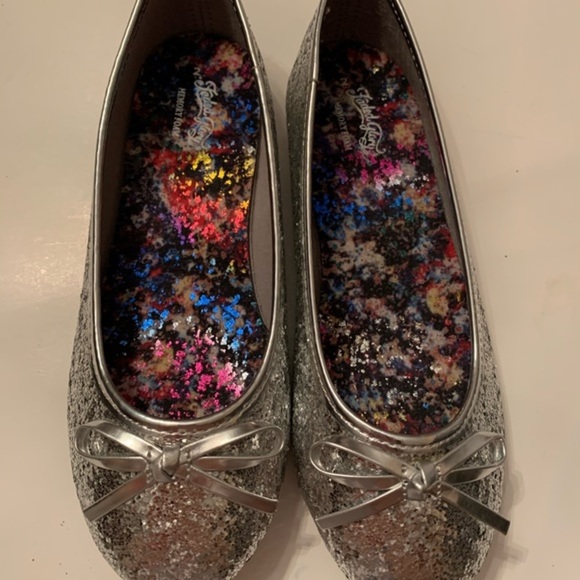 Faded Glory Girl’s Silver Dazzle Ballet Flat 2 - Picture 2 of 6